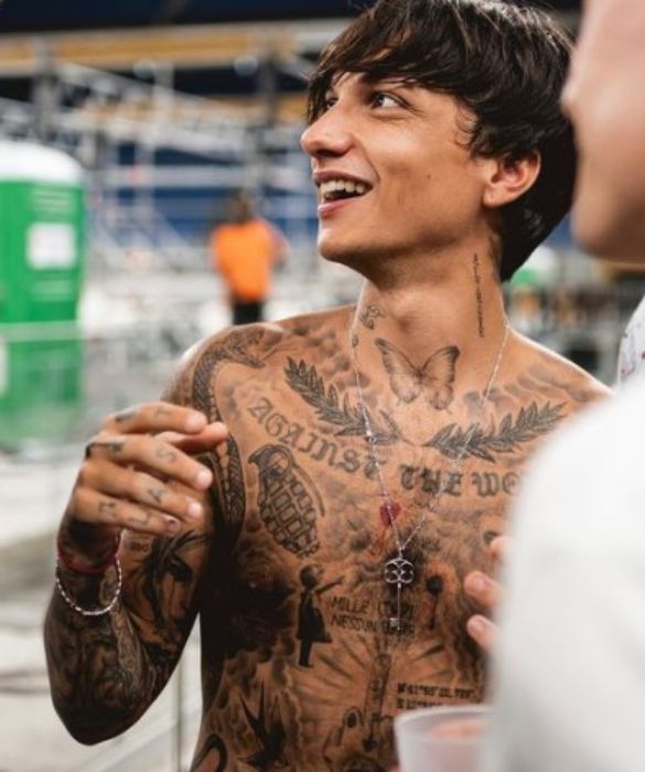 <p>Classe 1996, Ultimo (pseudonimo di Niccol&ograve; Moriconi), ha vinto a Sanremo 2018 nella categoria Nuove Proposte con il brano &ldquo;Il ballo delle incertezze&rdquo;. Ormai riempie gli stadi ed &egrave; tra i grandi favoriti di questa edizione.</p>
