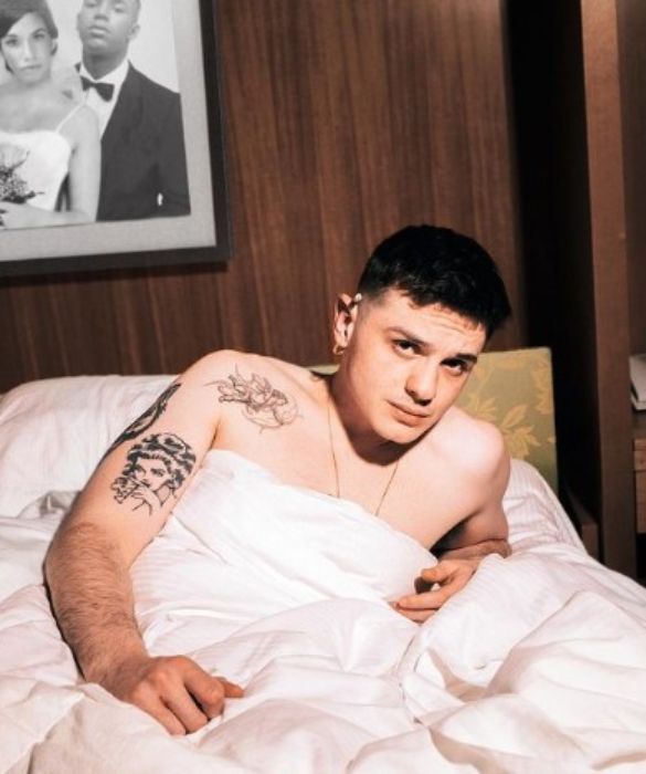 <p>Olly, nome d&rsquo;arte di Federico Olivieri, &egrave; un cantante genovese classe 2001. Nel 2022 &egrave; esploso su Spotify con il brano Un&rsquo;altra volta, che ha superato i 5 milioni di stream. Il ragazzo si far&agrave;.</p>
