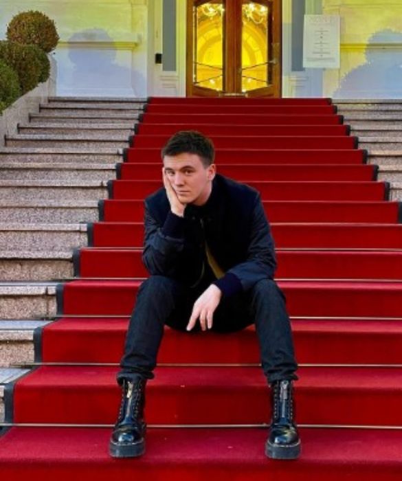 <p>Vero nome &egrave; William Busetti e &egrave; nato nel 1999 a Vittorio Veneto. Passata la maratona sanremese, lavorer&agrave; sul nuovo album mentre sono gi&agrave; state annunciate le prime date tour. Valuteremo se comprare un biglietto.</p>
