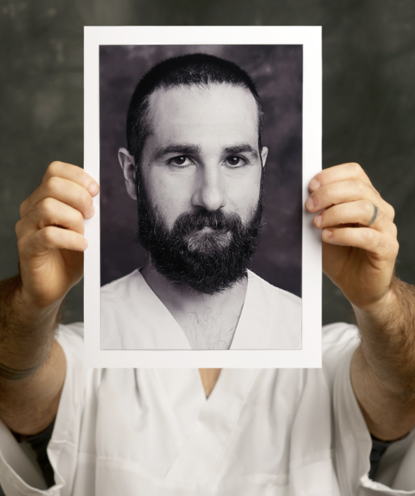 <p><em>&ldquo;L&rsquo;infermiere &egrave; un professionista a tutto tondo&rdquo;</em></p>
<p><strong>Dario</strong> ha 35 anni e da 10 lavora come infermiere nel reparto cure palliative e malati terminali. Non ama essere definito un eroe, una definizione profondamente diversa da quello che lui e i suoi colleghi affrontano ogni giorno per essere al fianco dei pazienti e delle loro famiglie. Gli infermieri aiutano gli altri e molto spesso si sentono impotenti. Il suo sguardo deciso e determinato fa capire quanto su di lui si possa contare, sempre. E questo &egrave; l&rsquo;importante.</p>
