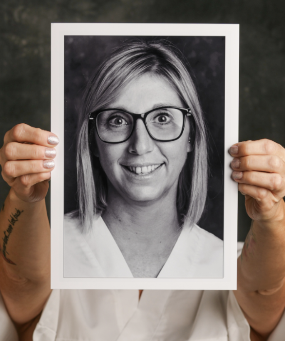 <p><em>&ldquo;L&rsquo;importanza della relazione&rdquo;</em></p>
<p><strong>Fiore</strong> ha 46 anni ed &egrave; coordinatrice di una casa di riposo dove assiste le persone con l&rsquo;Alzheimer. Negli anni ha seguito tanti corsi di formazione per aggiornarsi con costanza e per migliorare ogni giorno le sue competenze professionali, ma ha anche appreso l&rsquo;arte dell&rsquo;ascolto, un ascolto che non riguarda solo i pazienti, ma soprattutto i familiari. E grazie a questo ha costruito relazioni umane, perch&eacute; l&rsquo;assistenza non avviene solo da un punto di vista clinico.</p>
