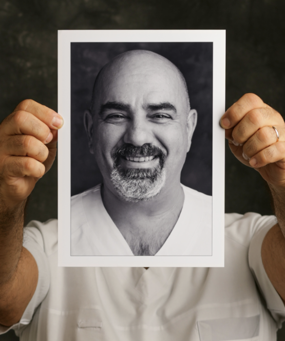 <p><em>&ldquo;L&rsquo;infermiere, l&rsquo;insegnante&rdquo;</em></p>
<p>Il primo sguardo che i pazienti incontrano prima di addormentarsi e non appena svegli &egrave; quello di<strong> Francesco</strong>, che si occupa prevalentemente di anestesia. Il suo &egrave; un ruolo delicato dal punto di vista umano, ma Francesco &egrave; un uomo profondamente rassicurante e non ama soltanto la sua professione, la insegna anche.</p>
