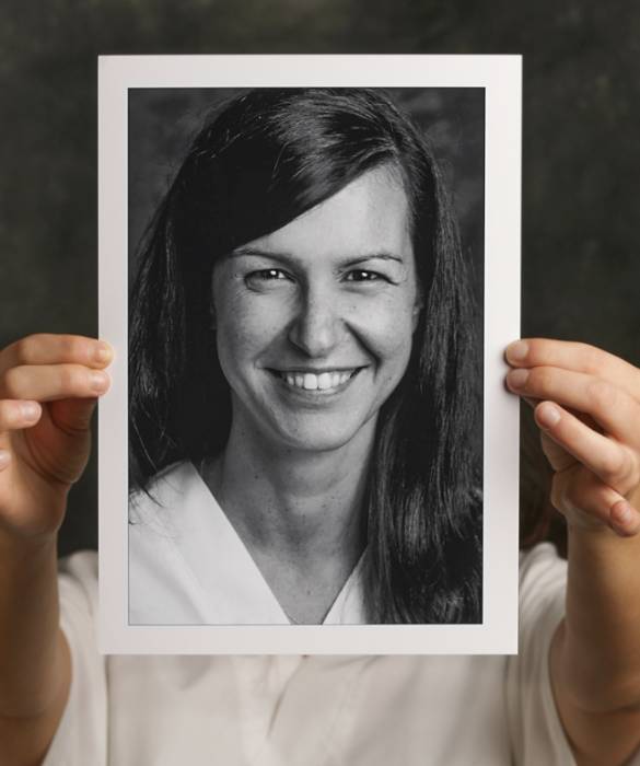 <p><em>&ldquo;Parola d&rsquo;ordine, ascolto&rdquo;</em></p>
<p><strong>Laura</strong> ha 34 anni e per il suo lavoro ogni volta ricopre diversi ruoli, dall&rsquo;assistenza infermieristica domiciliare a quella rivolta ai minori. Per lei l&rsquo;ascolto &egrave; una componente fondamentale del suo lavoro e proprio per questo raccoglie domande e richieste per capire le persone e i loro bisogni. Saper ascoltare &egrave; una dote che lei ha dovuto imparare, anno dopo anno.</p>
