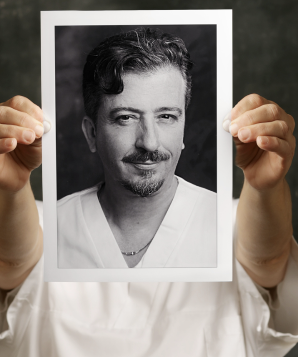 <p><em>&ldquo;Con il sorriso, sempre al fianco dei pazienti&rdquo;&nbsp;</em></p>
<p>Allegro, solare ed empatico. Questi tre aggettivi descrivono perfettamente <strong>Paolo</strong>, infermiere che oggi lavora nel reparto di riabilitazione. Studio, coraggio, passione, ma anche tanta umanit&agrave;, perch&eacute; gli infermieri sono sempre vicino al paziente e a volte serve infondere coraggio a chi si sente sconfortato. Serve essere un punto di riferimento sempre sorridente.&nbsp;</p>

