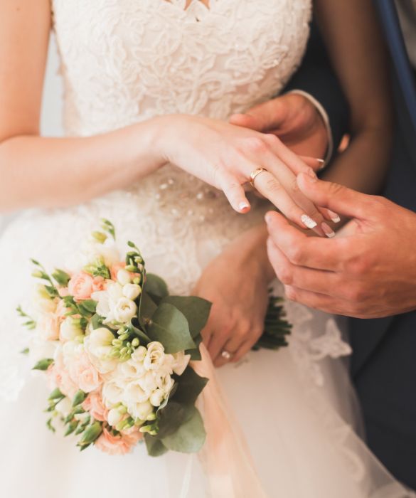 <p>Vedere una donna in <strong>abito da sposa</strong> &egrave; sempre una grande emozione, anche per quelle persone che non hanno mai sognato di indossare l&rsquo;abito bianco.</p>
<p>Di vestiti belli e interessanti se ne vedono sempre di pi&ugrave;, ma quelli che restano impressi sono <strong>gli abiti da sposa originali</strong>, ovvero quelli che &egrave; praticamente impossibile togliersi dalla testa.</p>
<p>Abbiamo quindi deciso di mettere insieme 10 abiti da sposa particolari che <strong>potrebbero ispirarvi</strong>. Qual &egrave; il vostro preferito? E quali sono gli altri che vi sono venuti in mente sfogliando la nostra gallery?</p>
