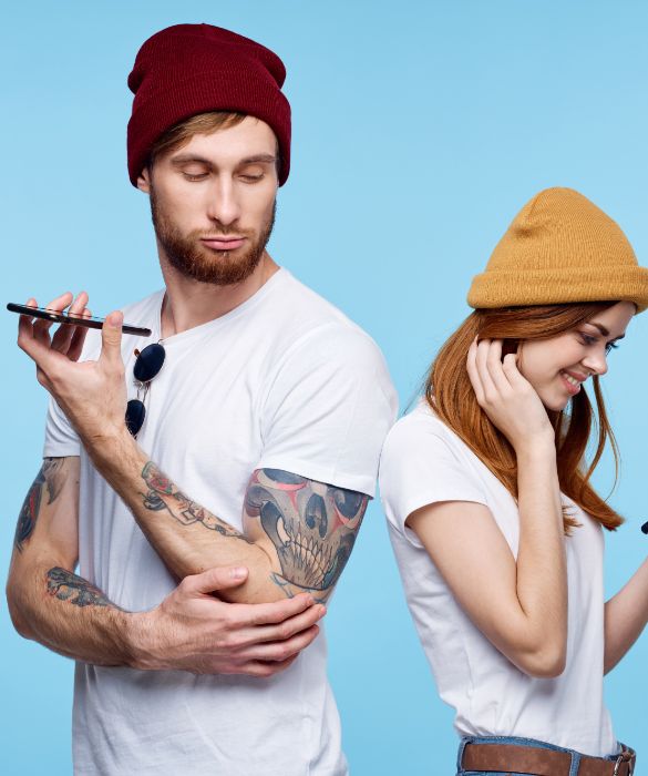 <p>Ci sono cose che accettiamo o crediamo giuste perch&eacute; abbiamo ereditato un concetto di <strong>amore romantico</strong> che, molto spesso, &egrave; davvero distante dal concetto di benessere personale.</p>
<p>Orecchie tese, mente aperta e cuore pronto a imparare qualcosa di nuovo: perch&eacute; quello che crediamo "normale" e "sano", potrebbe solo essere <strong>una sfumatura di amore tossico</strong>.</p>
