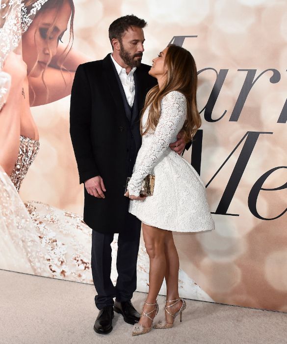<p>Tra le tante coppie che sono nate nel tempo nel mondo dello Star System ce n&rsquo;&egrave; una che, in fondo, &egrave; mancata davvero tanto un po&rsquo; a tutti: quella composta da Ben Affleck e Jennifer Lopez.<br />
Dopo 17 anni dalla fine del loro amore, nel 2021 le loro vite si sono nuovamente incrociate, come se il destino non avesse fatto altro che aspettare il momento giusto per dare loro una seconda possibilit&agrave;. E un anno dopo, nel 2022, dopo un fidanzamento annunciato in aprile, in giugno i due attori sono diventati marito e moglie. Vediamo allora quali sono state le tappe pi&ugrave; importanti della loro relazione, dal momento in cui &egrave; nata fino al matrimonio.</p>
