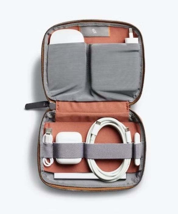 <p>Una mamma moderna, anzi hi-tech, avr&agrave; non uno e nemmeno due, ma magari tre o quattro caricatori sempre pronti all&rsquo;utilizzo, sempre a portata di mano. Laptop, tablet, smartphone, power bank, chi pi&ugrave; ne ha pi&ugrave; ne metta. Per non parlare poi di auricolari, mouse e cavi vari... Una mamma cos&igrave; apprezzer&agrave; sicuramente un tech kit, ovvero una&nbsp;piccola&nbsp;borsa&nbsp;con cerniera, tasche e anelli elastici dove tenere - in ordine - tutti gli accessori tecnologici e mobili.</p>
