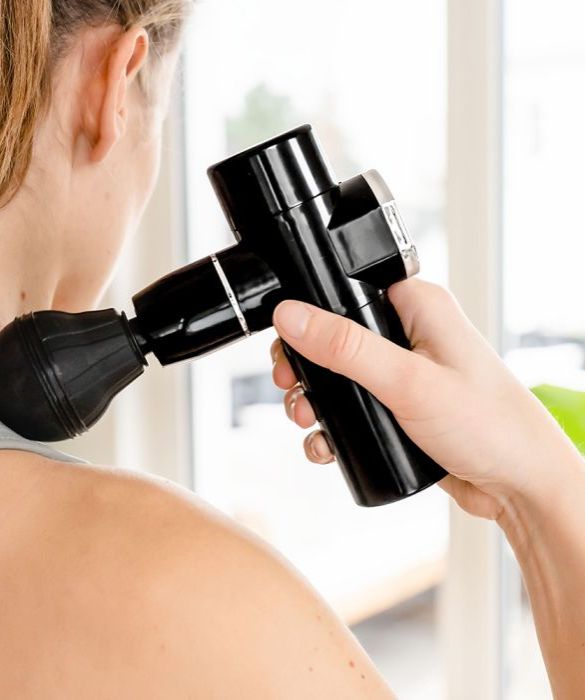 <p>Torcicollo, tensioni muscolari, fastidi di vario genere. Sono problemi che le mamme, moderne o no, conoscono bene. A volte un bagno caldo non basta per metterseli alle spalle. Servirebbe un massaggio, fatto bene, da un professionista: un ottimo rimedio, che richiede molto tempo e sopratutto denaro. Ed &egrave; qui che regalare una massage gun, insomma una pistola massaggiante, pu&ograve; rivelarsi utile e gradito: si tratta di un apparecchio compatto, silenzioso e facile da trasportare che, attraverso il principio della percussione, trasferisce le vibrazioni ad alta velocit&agrave; al tessuto da trattare.</p>
