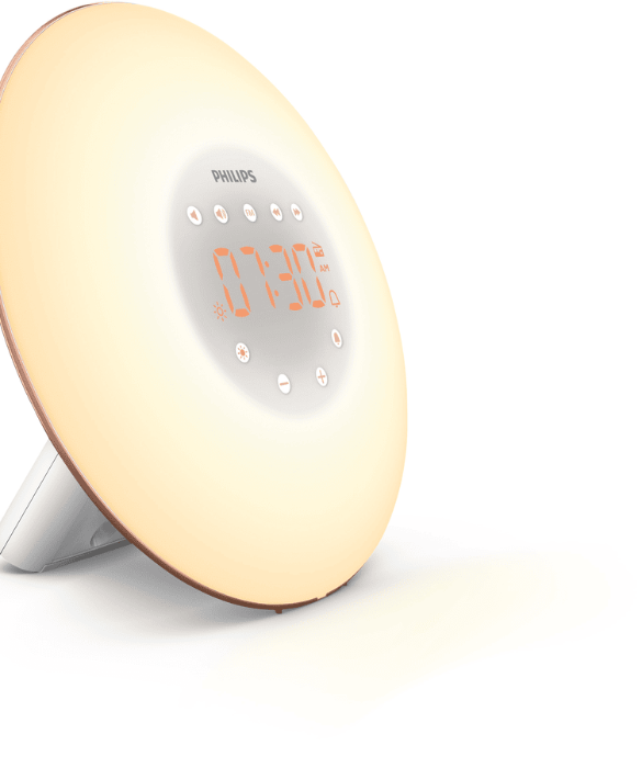 <p>Una lampada per il sonno? S&igrave;, per il sonno di solito si spegne la lampada. Ma ci sono anche lampade progettate per aiutare le persone ad addormentarsi serenamente e a svegliarsi in modo naturale, preparando gli occhi e il corpo al crepuscolo e poi al sorgere del sole, con tanto di guida luminosa per la respirazione, impostazioni di luce personalizzate e monitoraggio dell&rsquo;ambiente della camera da letto.</p>

