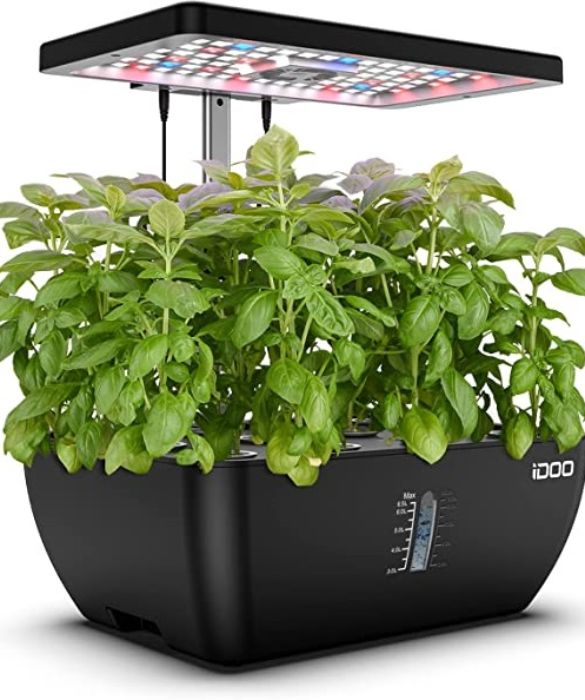 <p>Mamma moderna e con il pollice verde? Gradir&agrave; sicuramente come regalo una piccola serra idroponica dotata di una luce Led, che simulando quella naturale promuove la fotosintesi e che, grazie a un sistema di circolazione dell'acqua, accelera la crescita delle piante. E cos&igrave; diventa smart anche il - piccolo - giardino.</p>
