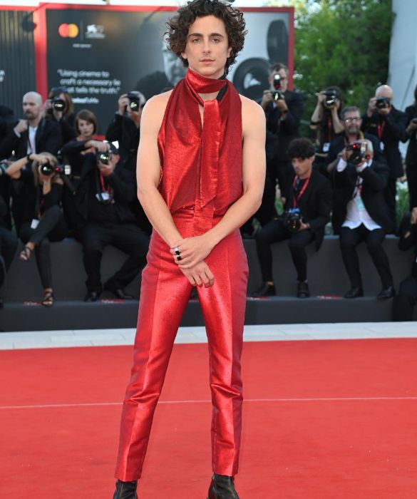 <p>In rosso sul red carpet per infiammarlo con una mise memorabile. S&igrave;, perch&eacute; di Venezia 79 ricorderemo soprattutto il <strong>completo total red</strong> di <a href=