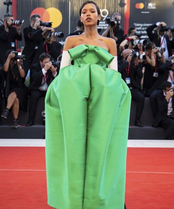 <p>Dopo tanto black&white, finalmente un po&rsquo; di colore. E che colore! Il <strong>verde smeraldo</strong> di un abito senza spalline in mikado, con <strong>maxi fiocco</strong> sul seno, che l&rsquo;attrice canadese ha indossato con dei semplici <strong>guanti bianchi</strong>. Sorpresa, sorpresa: il lato B del vestito &egrave; corto! Un coup de th&eacute;&acirc;tre in perfetto stile Balenciaga.</p>

