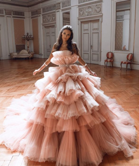 <p>Spesso &egrave; la scelta di chi opta per un <strong>matrimonio in comune</strong> oppure in <strong>seconde nozze</strong>. L&rsquo;abito da sposa colorato pu&ograve; affrontare un arcobaleno di sfumature: si va dal <strong>rosa cipria</strong>, il pi&ugrave; romantico, fino al rosso e al nero, decisamente pi&ugrave; passionali, e alle stampe floreali. L&rsquo;effetto &ldquo;wow&rdquo; &egrave; amplificato se l&rsquo;abito ha molto volume, ad esempio se &egrave; composto da molti strati di tulle sovrapposti.</p>
