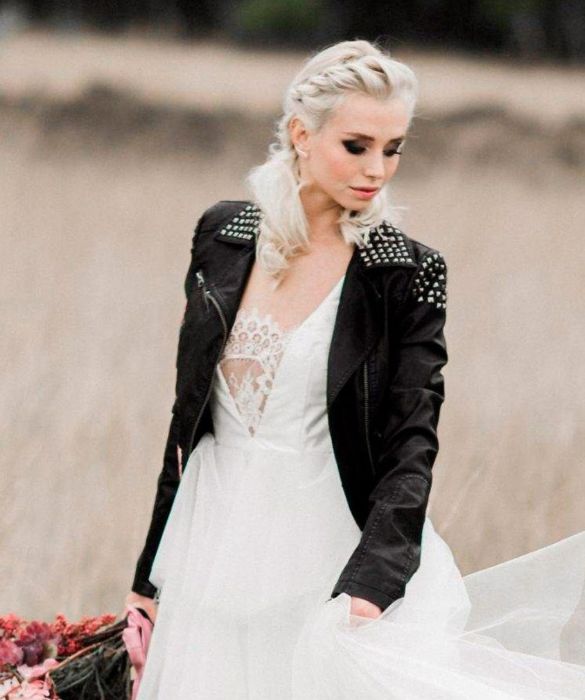 <p>Non un vero e proprio abito da sposa, ma l&rsquo;accessorio preferito dalle <strong>spose rock</strong>: in versione classica nera, ma anche in bianco o in <strong>colori sorbetto</strong>, il chiodo di pelle crea un contrasto molto glamour e dona carattere anche al pi&ugrave; romantico degli abiti. Rappresenta un&rsquo;alternativa pratica anche per chi, dopo il ricevimento, desidera cambiare look per la festa ma non vuole un secondo abito. L&rsquo;abbinamento ideale? Converse All Star, che domande!&nbsp;</p>

