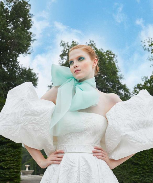 <p>Grandi e a sbuffo: tra gli ultimi <strong>bridal trends</strong> troviamo le maniche maxi, strutturate, stravaganti e pompose. Anche in versione monospalla, per chi ama l&rsquo;effetto asimmetrico. Un dettaglio principesco da abbinare soprattutto ad abiti con le spalle scoperte, per un effetto femminile e arioso.</p>
