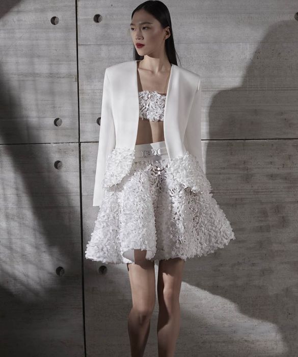 <p>Il <strong>crop top</strong> va tanto di moda, perch&eacute; non indossarlo anche nel giorno pi&ugrave; bello? Soprattutto se si tratta di un <strong>matrimonio non convenzionale</strong>, di un abito da sposa per il solo rito civile o magari del cosiddetto <strong>secondo abito</strong>&nbsp;(quello che si indossa alla fine del ricevimento, per il taglio torta o per la festa).</p>
