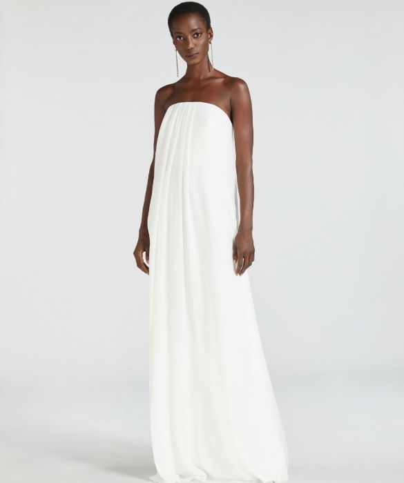 <p>Non c&rsquo;&egrave; bisogno di strafare. Chi ama lo stile minimale, le linee pulite ed essenziali, pu&ograve; optare per un <strong>abito da sposa minimal</strong>, magari impreziosito da un accessorio importante, come un <strong>cerchietto gioiello</strong>. Ah, e gi&agrave; che ci siamo, lo ricordiamo: secondo il galateo (e il buon senso) nessuno degli invitati deve vestire di bianco, per non &ldquo;rubare la scena&rdquo; alla sposa!</p>
