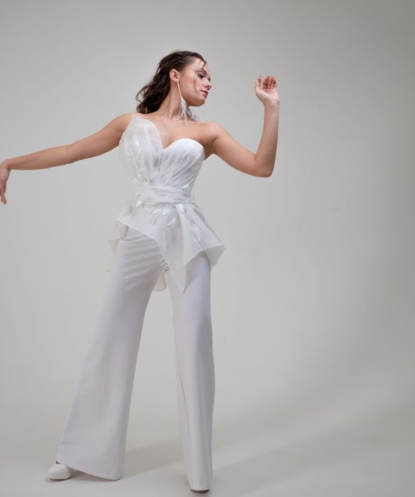 <p>Dimenticate il classico abito senza spalline, con ampia gonna in tulle o in mikado. La <strong>moda sposa</strong> ha ampliato i suoi orizzonti, guarda sempre pi&ugrave; alle passerelle di alta moda e ai gusti di spose sempre pi&ugrave; esigenti. Chi ama osare, e vuole essere alla moda anche nel giorno del &ldquo;s&igrave;&rdquo; pi&ugrave; importante della propria vita, penser&agrave; infatti: &ldquo;<strong><em>Non voglio il solito abito da sposa</em></strong>&rdquo;. Sfogliate la gallery per scoprire 10 ispirazioni di <strong>abiti da sposa non convenzionali</strong> che abbiamo trovato per voi!</p>
