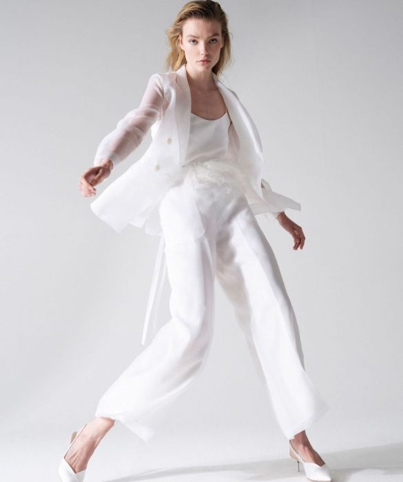 <p>Spesso e volentieri il tailleur &egrave; stato, in un certo senso, &ldquo;confinato&rdquo; ai bridal look per la celebrazione in municipio. In realt&agrave; l&rsquo;abito tailleur (sia in versione gonna che pantaloni) &egrave; chic ed &egrave; particolarmente indicato per le spose d&rsquo;inverno. Prendiamo in esame la giacca: la moda del momento ci indirizza verso morbidi <strong>blazer</strong> o verso giacche strutturate, anche con <strong>maniche a sbuffo</strong>.</p>
