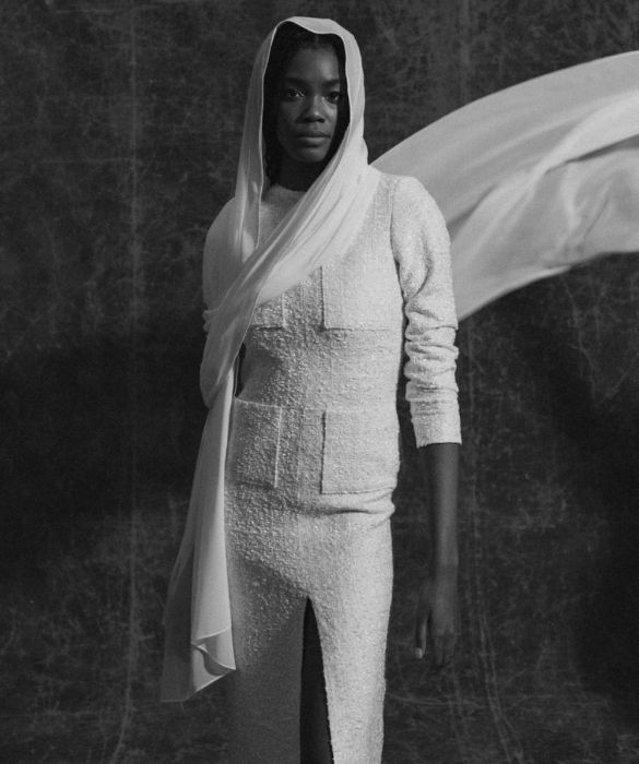 <p>Perch&eacute; non proporre un classico dell&rsquo;alta moda anche in versione sposa? L&rsquo;abito in tessuto Chanel ha carattere e rigore al tempo stesso ed &egrave; l&rsquo;ideale per chi &egrave; alla ricerca di <strong>abiti da sposa per rito civile</strong>. Da completare con una lunga stola in chiffon di seta, al posto del &ldquo;solito&rdquo; velo.</p>
