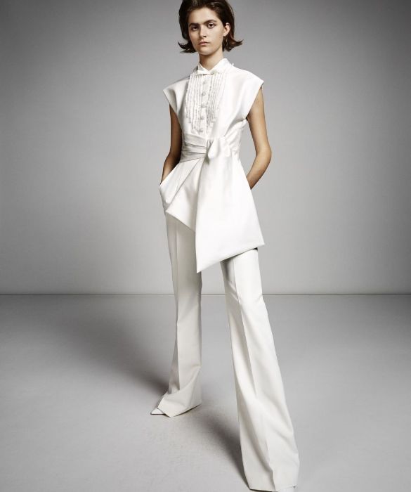 <p>L&rsquo;abito che incontra le esigenze di chi preferisce un look androgino e impeccabile. La tuta smoking (e, pi&ugrave; in generale, l&rsquo;<strong>abito da sposa con pantaloni</strong>) &egrave; super chic e, rinunciando alla gonna, supera il concetto del tipico abito da sposa.</p>
