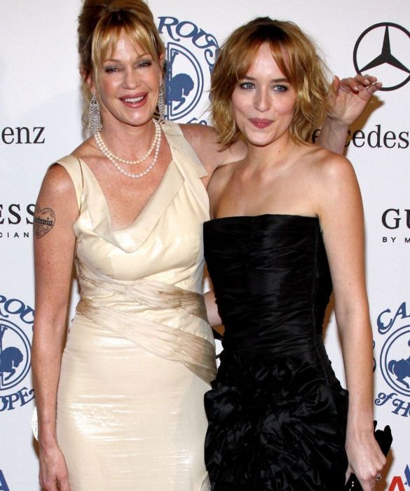<p>Una bellezza che si tramanda per via matriarcale. Senza nulla togliere all&rsquo;affascinante pap&agrave; Don Johnson, Dakota ha certamente ereditato fascino, bellezza e talento soprattutto dalla mamma (Melanie Griffith) e dalla nonna (Tippi Hedren, nota per essere stata una delle muse di Alfred Hitchcock). I suoi espressivi occhioni azzurri e la forma del viso proprio non mentono.</p>

