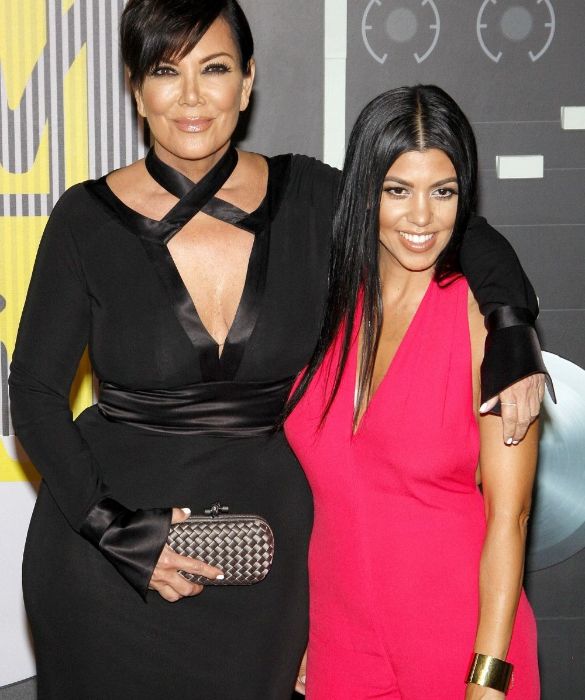 <p>Un DNA irresistibile: a dire il vero, nel clan Kardashian sembrano un po&rsquo; tutte fatte con lo stampo. Tra tutte le sorelle, per&ograve;, &egrave; Kourtney a esprimere in maniera pi&ugrave; impressionante la somiglianza con mamma Kris Jenner.</p>
