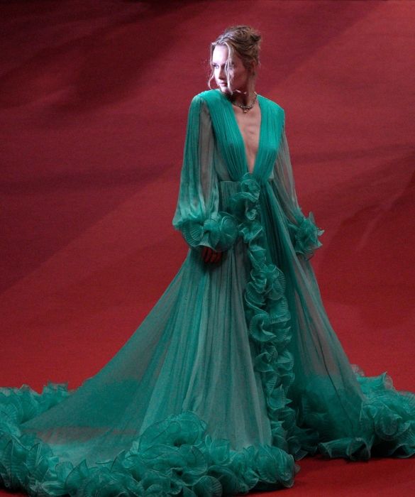 <p>Una nuvola di chiffon verde Tiffany e sandali color argento con maxi platform, per standard da trampoliere. Forse, su di lei, non l&rsquo;abbinamento cromatico pi&ugrave; in palette della storia, per&ograve; l&rsquo;allure anni &lsquo;70 ha il suo perch&eacute;.</p>
