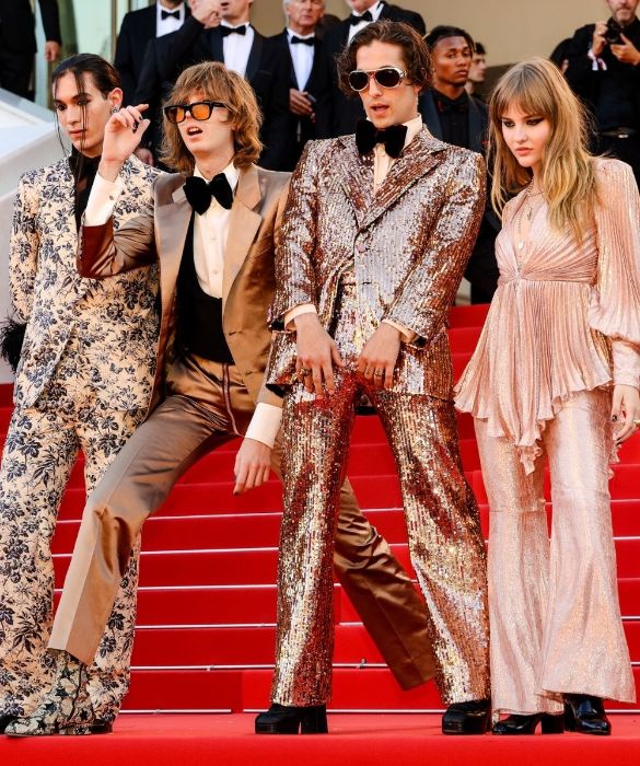 <p>Come si vestirebbero i Cugini di Campagna, semmai calcassero il red carpet del Festival di Cannes? Cos&igrave;, ecco come. Un look che &egrave; quasi un inception, in un trionfo color champagne di paillettes, lam&egrave;, piume e tappezzeria anni &lsquo;70.</p>
