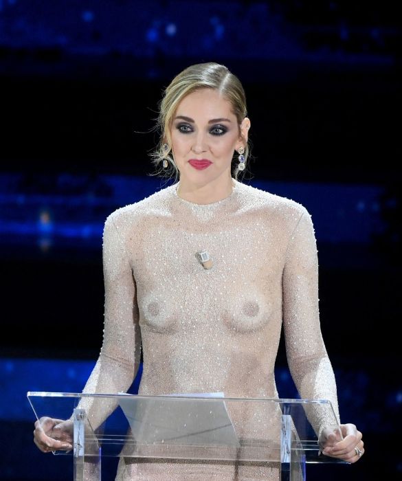 <p>Con una serie di 4 &ldquo;<strong><em>statement dresses</em></strong>&rdquo;, Chiara Ferragni ha fatto sua la lezione di Paco Rabanne, il visionario stilista che ci ha lasciati solo pochi giorni fa. Ma se Rabanne si concentrava pi&ugrave; sulla fisicit&agrave; del corpo femminile, Ferragni ha usato il proprio corpo, la moda e i lustrini per rendere ancora pi&ugrave; diretti ed efficaci i messaggi femministi gi&agrave; veicolati, in una delle pi&ugrave; recenti edizioni del Festival, da <strong>Rula Jebreal</strong>. Come ha scritto <strong>Chimamanda Ngozi Adichie</strong>: <em>Dovremmo essere tutti femministi</em>. Possiamo dire che Chiara Ferragni, a Sanremo, ha decisamente dato il buon esempio. Vestita di un <strong>abito effetto nudo</strong>, il disegno del suo corpo attraverso un ricamo di minuscole perline, ha rappresentato &ldquo;<em>il corpo di tutte le donne</em>&rdquo;, rivendicandolo contro ogni vergogna e strumentalizzazione.&nbsp;</p>
