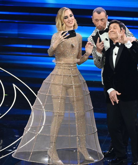 <p>Ingabbiata in una tuta in strass con gonna di tulle, simbolico vessillo di lotta per la liberazione e l&rsquo;emancipazione delle donne. Quasi a voler rappresentare una <strong>Marina Abramovich</strong> del fashion, l&rsquo;imprenditrice influencer ha centrato l&rsquo;occasione irripetibile di arrivare nelle case degli italiani attraverso il <em>medium </em>generalista per antonomasia nell&rsquo;evento nazionalpopolare per eccellenza.</p>

