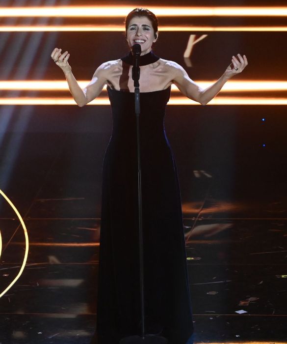 <p>Un&rsquo;eleganza suprema per la <strong>voce del soul italiano</strong>. Nella terza serata Giorgia, emozionatissima, indossa un lungo <strong>abito senza spalline in velluto nero</strong>, con incrocio sulla schiena che le fascia anche il collo frontalmente. Divina.</p>

