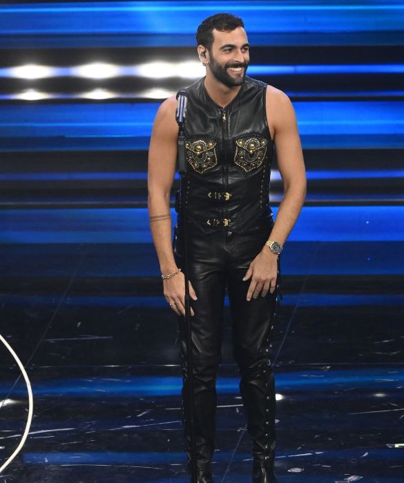 <p>Primo sia secondo il voto della sala stampa che per la classifica provvisoria data dal televoto della terza serata, Mengoni emoziona per bravura ma non certo per i suoi look sanremesi. Lui &egrave; sempre un gran bel vedere, i look da Village People (o vigile urbano fetish), per&ograve;, non ce li meritavamo proprio.</p>
