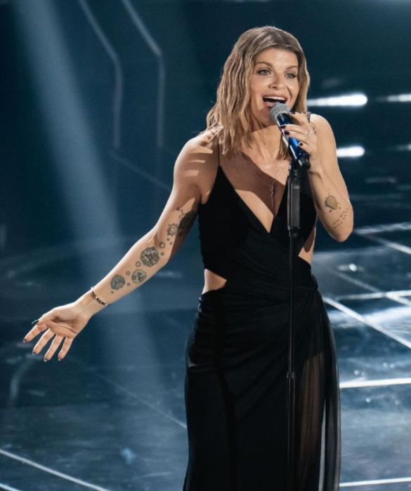 <p>&ldquo;<em>Sono solo canzonette</em>&rdquo;: che nessuno (o quasi) segua <em>davvero</em> il <strong>Festival di Sanremo</strong> per la musica &egrave; cosa risaputa. C&rsquo;&egrave; chi lo guarda solo per divertirsi col FantaSanremo (la novit&agrave; delle ultime edizioni), chi per il gossip, chi infine <em>perch&eacute; Sanremo &egrave; Sanremo</em>. A noi piace vederlo come una sfilata sui generis: scopriamo insieme i <strong>migliori look</strong> che hanno illuminato il palco dell&rsquo;Ariston in questo <strong>Sanremo 2024</strong>.</p>
