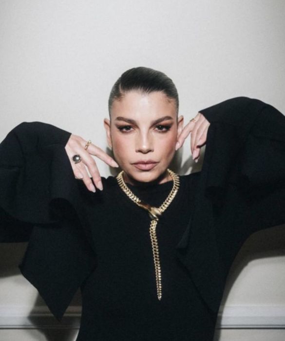 <p>Forse, qualche anno fa, non avremmo mai pensato di includere Emma tra le meglio vestite. Merito soprattutto del suo <strong>stylist, Lorenzo Posocco</strong>, se a Sanremo 2024 ci siamo potuti ricredere. &Egrave; un&rsquo;eleganza nuova quella con cui Emma si presenta nella kermesse, con <strong>look grintosi</strong>, ma mai sopra le righe, dominati dal total black. Il pi&ugrave; bello &egrave; l&rsquo;abito nero, semplice e rigoroso, reso sorprendente dalle maniche svolazzanti e, soprattutto, dai <strong>cuissardes in vernice nera</strong> e dal <strong>collier Tiffany</strong> in guisa di serpente. Tanta cazzimma.</p>
