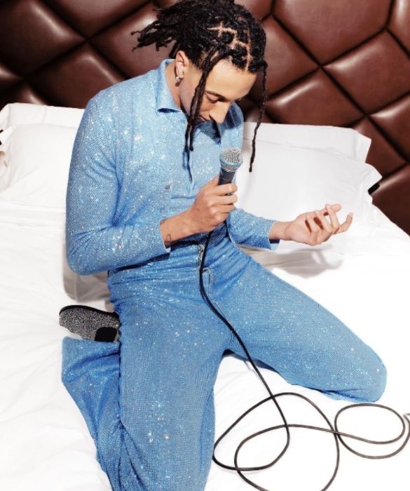 <p>Il cantante ha sfoggiato un look destinato a finire negli annali di Sanremo, firmato dal brand spagnolo <strong>Loewe</strong>. Un <strong>tallieur </strong>composto da top e cardigan in taglio <strong>crop</strong>, su pantaloni ampi dalla vita alta, tutto glitterato in una tonalit&agrave; azzurro cielo da mozzare il fiato. Bello, originale e di gran classe.</p>
