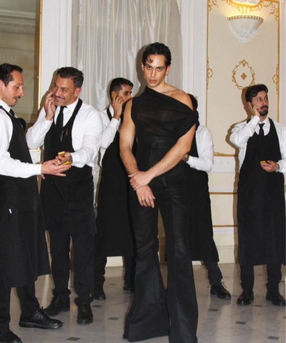 <p>Anche se questa edizione di Sanremo &egrave; stata dominata dalle presenze maschili, comunque la ricorderemo per l&rsquo;abbondanza di <strong>outfit gender fluid</strong>. Uno dei pi&ugrave; riusciti &egrave; senza dubbio quello con cui Mahmood si &egrave; presentato nella seconda serata del Festiv&agrave;l. <strong>Pantaloni classici</strong> ma con un doppio twist (la vita altissima e la svasatura in fondo a <strong>maxi zampa d&rsquo;elefante</strong>), platform e uno splendido <strong>top monospalla</strong>: divino.</p>
