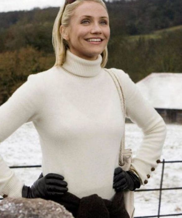 <p>Chi al <strong>Christmas jumper</strong> preferisce decisamente una scelta decisamente pi&ugrave; stilosa, pu&ograve; ispirarsi a Cameron Diaz, co-protagonista di un altro classico cinematografico delle feste. Un <strong>dolcevita color panna</strong>, in cachemire oppure impreziosito da <strong>dettagli gioiello</strong>, &egrave; elegante e non banale. Da abbinare con un <strong>cardigan a coste ton sur</strong> ton, pantaloni a sigaretta e stivali neri.</p>
