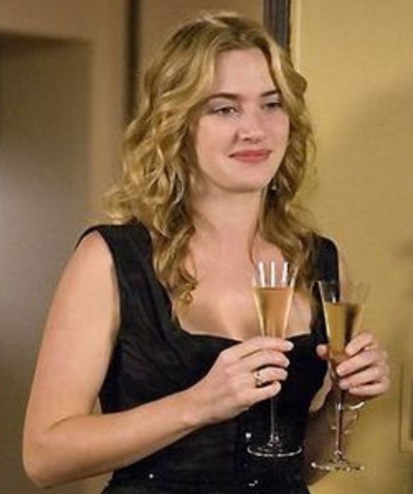 <p>Stesso film, altra protagonista e altro stile: con un <strong>little black dress</strong> non si sbaglia mai, nemmeno a Natale. Per valorizzare questa mise, date carattere al classico <strong>tubino nero</strong> con una cintura sottile in vernice e abbinatelo con <strong>gioielli dorati</strong>: per essere natalizie, s&igrave;, ma senza strafare!</p>
