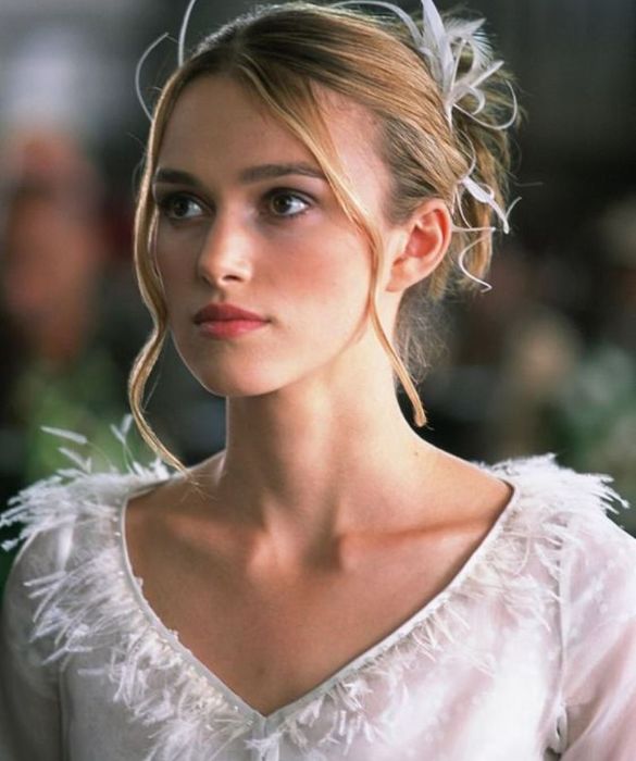<p>Candide <strong>piume </strong>per lei, che nel film corale di Natale pi&ugrave; amato dai millennials sceglie questa mise come abito da sposa. Cogliamo l&rsquo;occasione delle Feste per &ldquo;sdrammatizzare&rdquo; le piume, abbinandole non con il classico nero e le paillettes, ma nel contesto di outfit pi&ugrave; semplici: con <strong>tinte chiare e naturali</strong>, come il beige, ad esempio, oppure con un semplice <strong>cinque tasche</strong> e un paio di <strong>kitten heels</strong>. Chic, ma non impegnativo.</p>
