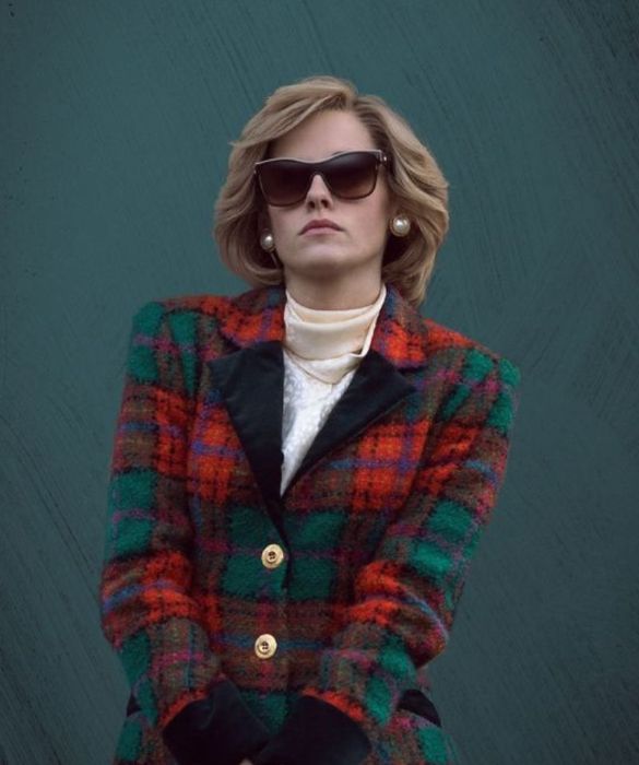 <p><strong>Lady D</strong>&nbsp;aveva uno stile inconfondibile, anche a Natale. Un outfit da copiare per queste feste natalizie prende senz&rsquo;altro ispirazione dal tartan sfoggiato da <strong>Kristen Stewart</strong>, nei panni di Diana&nbsp;nel film <em>Spencer</em>:&nbsp;non esattamente un classico natalizio, ma comunque ambientato nel periodo pi&ugrave; magico dell&rsquo;anno. Ricordate che il <strong>tartan</strong> bisogna saperlo abbinare bene, per evitare l&rsquo;effetto &ldquo;albero di Natale&rdquo;: se in versione <strong>miniabito </strong>(o minigonna), con collant nere coprenti; se <strong>blazer</strong> o <strong>pantaloni</strong>,&nbsp;con capi e accessori che riprendano uno dei colori presenti nella stampa.</p>
