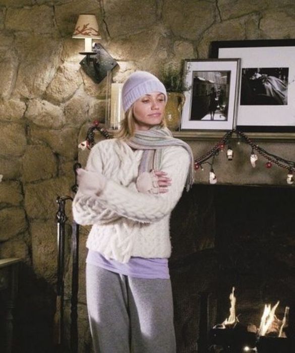 <p>&laquo;<em>Come mi vesto a Natale?</em>&raquo;. La domanda &egrave; d&rsquo;obbligo, ma la risposta ci pu&ograve; mandare in crisi. Tra renne e strenne, pranzi, cene e party natalizi, per il <strong>dress code delle Feste</strong> ci lasciamo ispirare dal grande schermo. Alcuni look brillano per simpatia, altri invece per la presenza di cristalli, strass e altri dettagli gioiello. Ripassiamo&nbsp;insieme alcuni dei pi&ugrave; bei <strong>look da film di Natale</strong>, da quelli di culto fino ai pi&ugrave; recenti, per "copiare" gli outfit perfetti in occasione delle festivit&agrave;.</p>
