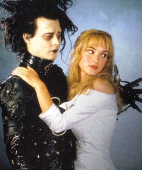 <p><strong>Bianco Natale</strong>, proprio come candido &egrave; l&rsquo;abito che <strong>Winona Ryder</strong> indossava, stretta stretta a <strong>Johnny Depp</strong>, nel classico di <strong>Tim Burton</strong> <em>Edward Mani di forbice</em>. Per copiare il suo stile, create il vostro <strong>outfit natalizio</strong> abbinando una <strong>gonna svasata</strong> con un <strong>bustier</strong>, oppure con un <strong>maglioncino in mohair</strong> sottile dalle spalle scoperte. Sexy e romantico al tempo stesso.</p>
