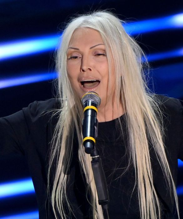 <p>Un <strong>trucco nude</strong>, senza lode e senza infamia. Tra makeup e outfit, l&rsquo;insieme sembra gridare: &ldquo;non mi spreco pi&ugrave; di tanto&rdquo;. L&rsquo;aspetto generale di Anna Oxa a Sanremo 2023 &egrave; deludente, sicuramente non all&rsquo;altezza dei suoi look storici e iconici.</p>
