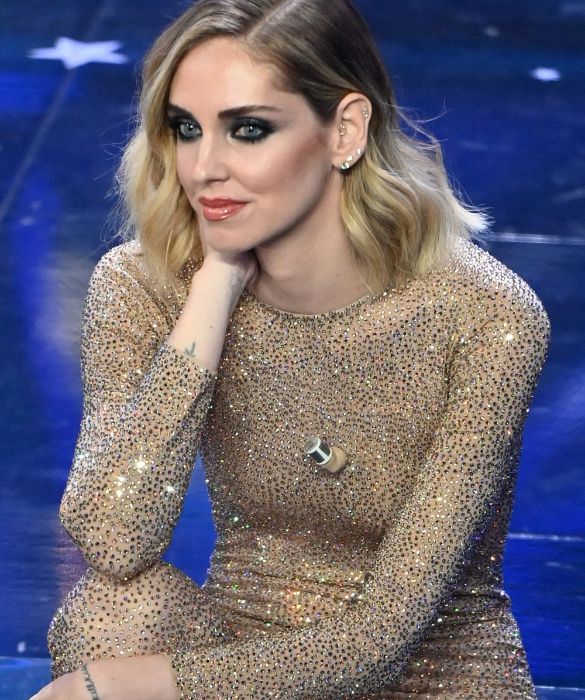 <p>&Egrave; curato, come sempre, dal fidato <strong>Manuele Mameli</strong>, il make up di Chiara Ferragni per la sua co-conduzione a Sanremo 2023. Anche se la bellezza dell&rsquo;influencer dai colori delicati e i lineamenti regolari viene enfatizzata al meglio da un <strong>maquillage</strong> pi&ugrave; soft, il MUA ha puntato tutto su un <strong>trucco occhi intenso</strong>. Lo <strong>smokey eyes</strong> sui toni del grigio e del blu (sia in versione shimmer che glitter) &egrave; stato abbinato a <strong>labbra nude</strong>, tutto by <strong>Lanc&ocirc;me</strong>.</p>
