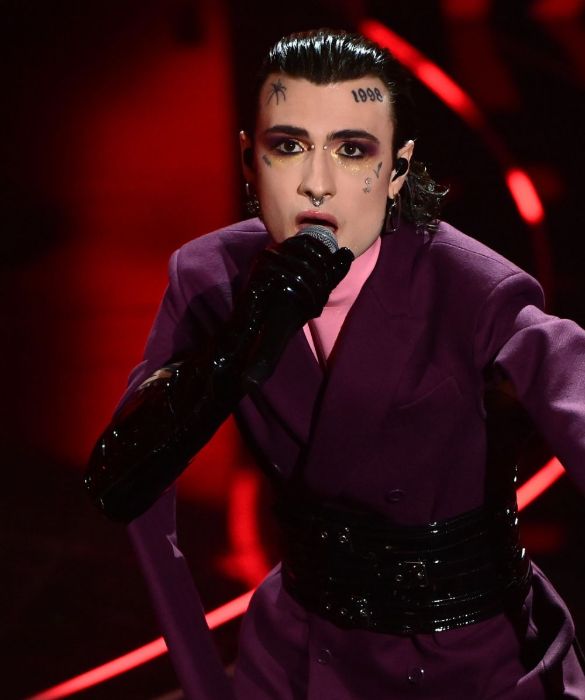 <p>Colorato e ispirato alle ultime <strong>tendenze trucco occhi</strong>, il make up di Rosa Chemical a Sanremo &egrave; giocato su due colori, l&rsquo;oro e il melanzana, abbinato infatti al completo viola sfoggiato dall&rsquo;artista. Intenso e divertente.</p>
