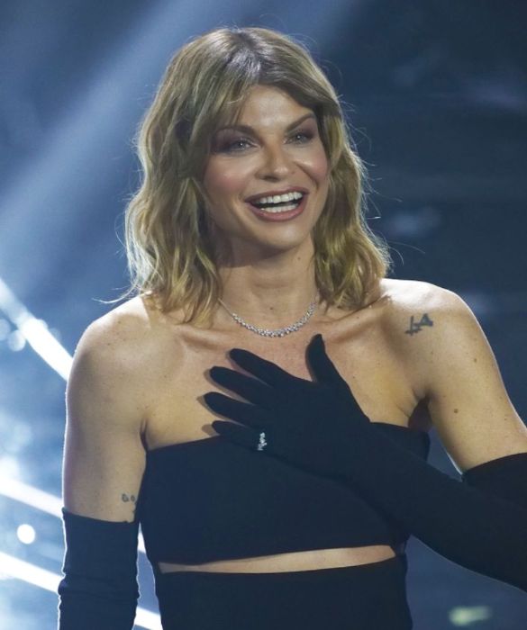 <p><strong>Glamour</strong> come una diva d&rsquo;altri tempi, non solo negli outfit ma anche nel makeup: Alessandra Amoroso ritorna a Sanremo con gran classe. Protagonisti sono il <strong>blush rosato</strong>, <strong>labbra MLBB</strong> (my lips but better) e il <strong>trucco occhi sfumato color malva</strong>, semplicemente sublime.</p>
