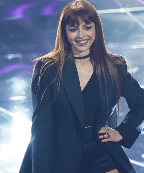 <p>Impossibile trovarle un difetto: outfit iconici, <strong>capelli perfetti</strong> e makeup non da meno per Annalisa. Torna a Sanremo con un trucco opaco (realizzato con prodotti <strong>YSL Beauty</strong>) nei toni del marrone, perfetto contraltare per i suoi outfit glamour e sensuali. Ci &egrave; piaciuto soprattutto l&rsquo;<strong>eyeliner sfumato</strong> della prima serata, che allunga lo sguardo senza appesantirlo.</p>
