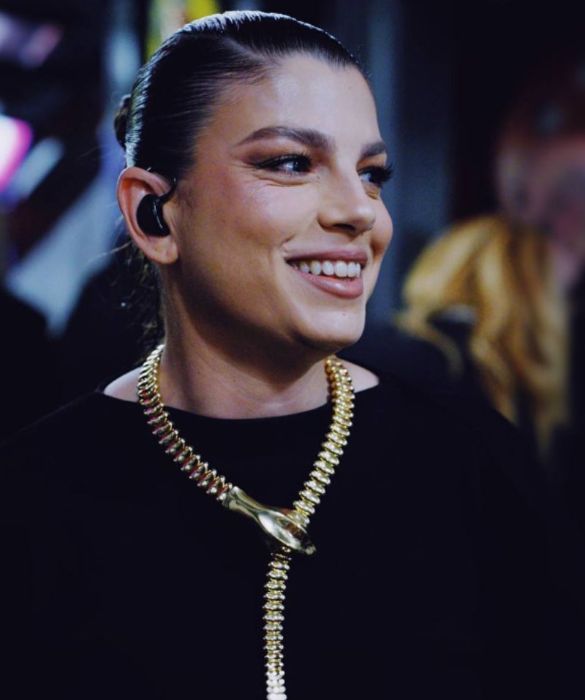 <p>Una sufficienza d&rsquo;incoraggiamento per Emma, soprattutto perch&eacute; (e ci viene da dire: finalmente) con questo Festiv&agrave;l ha messo da parte certi eccessi &ldquo;rockerecci&rdquo; del passato, in favore di un <strong>look pi&ugrave; maturo</strong> e pi&ugrave; <strong>glamour</strong>. Il suo makeup a Sanremo &egrave; stato, per&ograve;, forse anche fin troppo sobrio: ai <strong>toni nude e matt</strong> &egrave; mancato quel dettaglio in pi&ugrave;, capace di dare un guizzo agli outfit total black con cui ha dominato il palco.</p>
